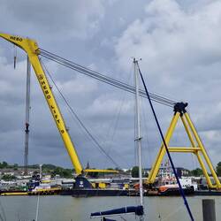 Riesenschwimmkran, wird morgen gebraucht um eine Brücke zusammen zu setzen
