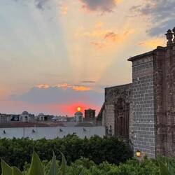 Sonnenuntergang beim Abendessen auf dem Rooftoprestaurant