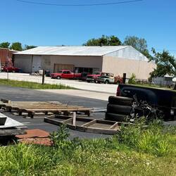 Ganz typische Ansicht hier. Unordentlich, viel Schrott, auch zum Teil uralte Schrottkarren