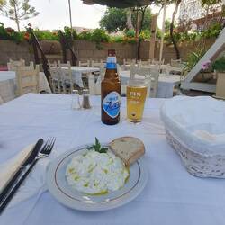 Frisch geduscht zur Taverna Klēmatariá