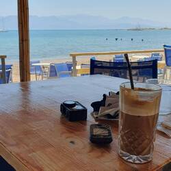 Im nächsten Ort bei Cafè frappè Schuhe und Socken in der Sonne getrocknet