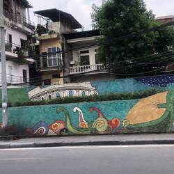 l'immense fresque en mosaïque...