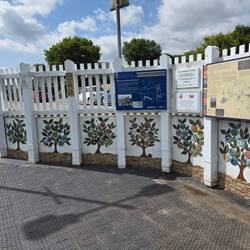 Der Bahnhof in Gunnislake, verziert mit einer Art Mosaikarbeiten.