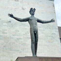 Ich, am Pool vor dem Sprung.