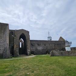 Dahinter sieht man den Leuchturm