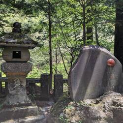 La première pokeball retrouvée dans une pierre... (c'est pas vrai 🤭)