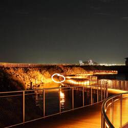 Fotos nur nach Wartezeit über den Zaun möglich, und ja - ganz hinten stehen welche.