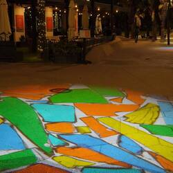 den Projektionen auf dem Gehweg.