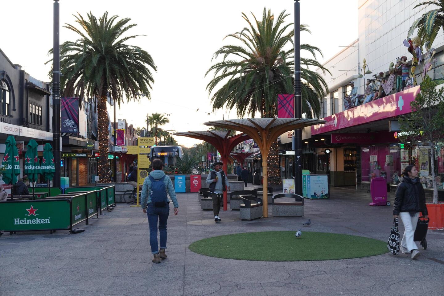 Mit Bus und Bahn nach St Kilda Beach, ...