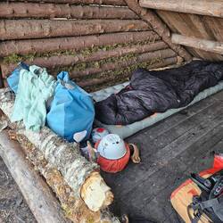 Mein Schlaflager im Shelter gegen den Wind abgedichtet. Es soll kalt werden heute Nacht (~2°C)