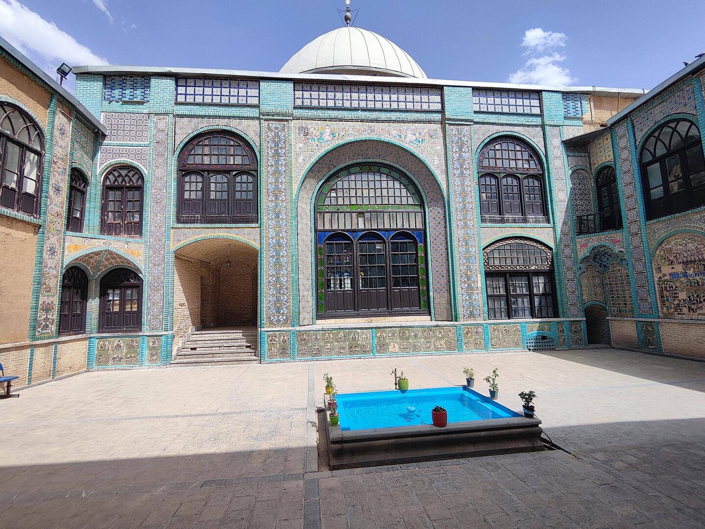 Takyeh Moaven-ol-Molk: Aussensicht