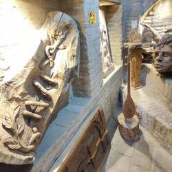 Takyeh Beyglarbeygi: Holzskulpturen im UG