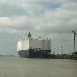 Dieses Schiff wird mit Autos geladen im 24 Std Betrieb