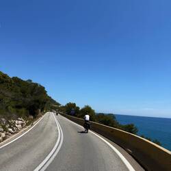 Ab hier sind wir für 10km auf einer viel befahrenen, engen Küstenstraße entlang gefahren.