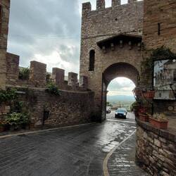 dort durch und links rum, sind's noch 100 Meter zum Hoteleingang