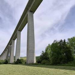Sehr hoch....die ICE Eisenbahnbrücke über der Fulle