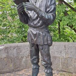 Der Bartenwetzer, der seine Axt am Sandstein der Brücke geschärft hat, bevor er das Holz im Wald ...