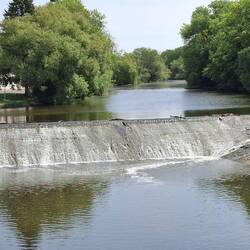 Eines der vielen Wehre, die die Fulda sehr langsam fließen lassen