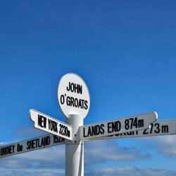 De beroemde wegwijzer, 864 mijl naar Land's End.