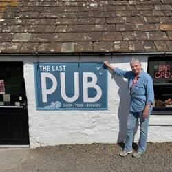 Elly bij de laatste pub.