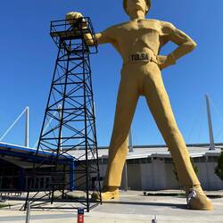 Goldener Bohrer, Sinnbild für Bodenreichtum