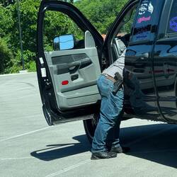 Man sollte als Privatperson ja nie ohne eine Knarre aus dem Auto aussteigen