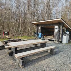 Die Belohnung: Sehr ruhiger Shelter, Toilette, Feuerstelle, Holz, Blick aufs Wasser!