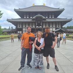 Drei Grazien vor dem buddhistischen Todai-ji Tempel