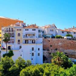 Port Mahon est la capitale de l'île espagnole de Minorque.