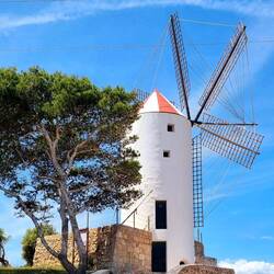 Ancien moulin à vent traditionnel servant à moudre le grain des récoltes jusqu’au 19 ème siècle.