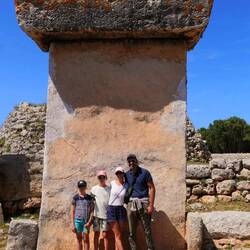La taula est censée représenter une table pour faire des offrandes à des divinités.