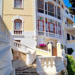 Majestueuse façade de la Maison Mir, une maison d'inspiration moderniste du 18 e siècle.