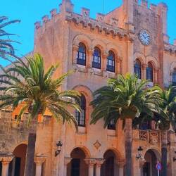 L'hôtel de ville est construite sur l'ancien palais royal de la ville.