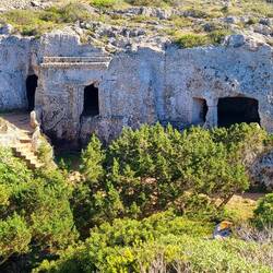 La nécropole de Cala Morell : construction de 14 grottes funéraires datant de l'Âge du fer.