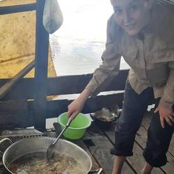 Lisa hilft beim Kochen.