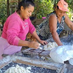 Herstellung von "Maniokkeksen"