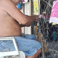 Der Onkel beim Netzeflicken