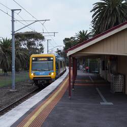 Wegen Straßensperrung mit dem Zug von Seaholme...