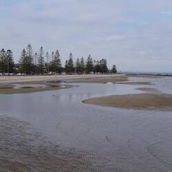 Dann weiter den Strand entlang bei Niedrigwasser.