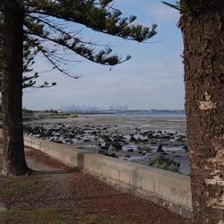 Immer wieder von der Strandpromenade Blick auf die Skyline ...