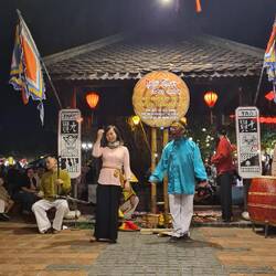 vietnamesisches Bingo - die Präsentatoren