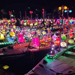 Boote bei Nacht schön beleuchtet