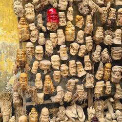 Aus Bambuswurzeln geschnitzte Köpfe