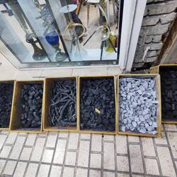 verschiedene Sorten von Holzkohle (wohl für Grill oder Wasserpfeifen) 😉