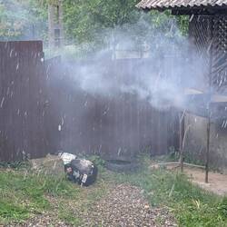 Grillen bei Regen in Marias Garten