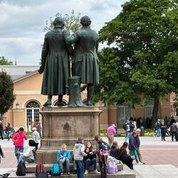 Schiller und Goethe von hinten
