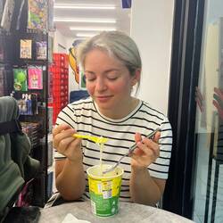 Lange Wartezeit bis die Fähre abfährt - die Zeit wurde sich mit Nudeln vertrieben. 😅