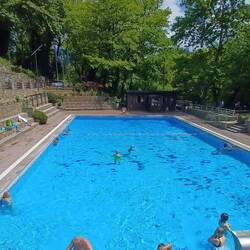 Die Wassertemperatur beträgt 37 C