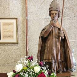 A wooden carved pilgrim in the Albergue office.
