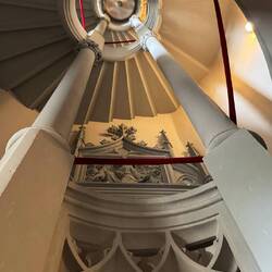 Das ist übrigens eine Treppe von unten fotografiert.